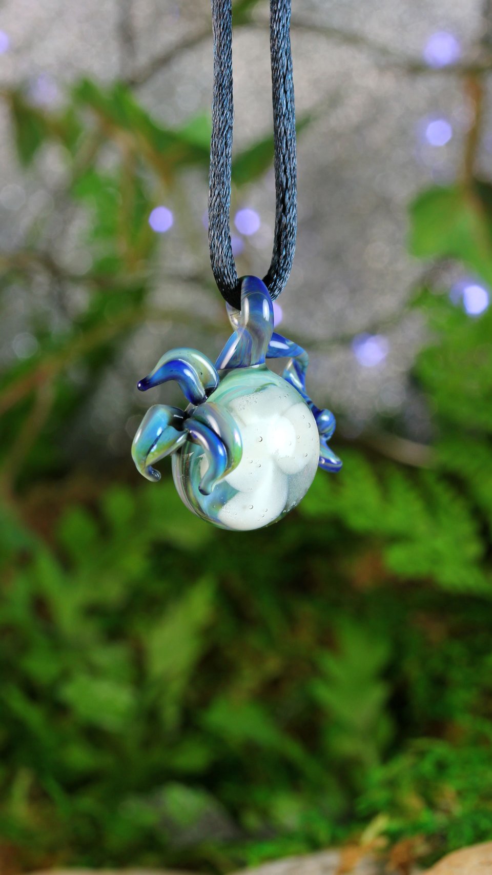 Lampwork Organic Nature Glass Jewelry // Borosilicate Glass // Boro Pendant // Glass Necklace // White Flower, Blue Detail // Z314