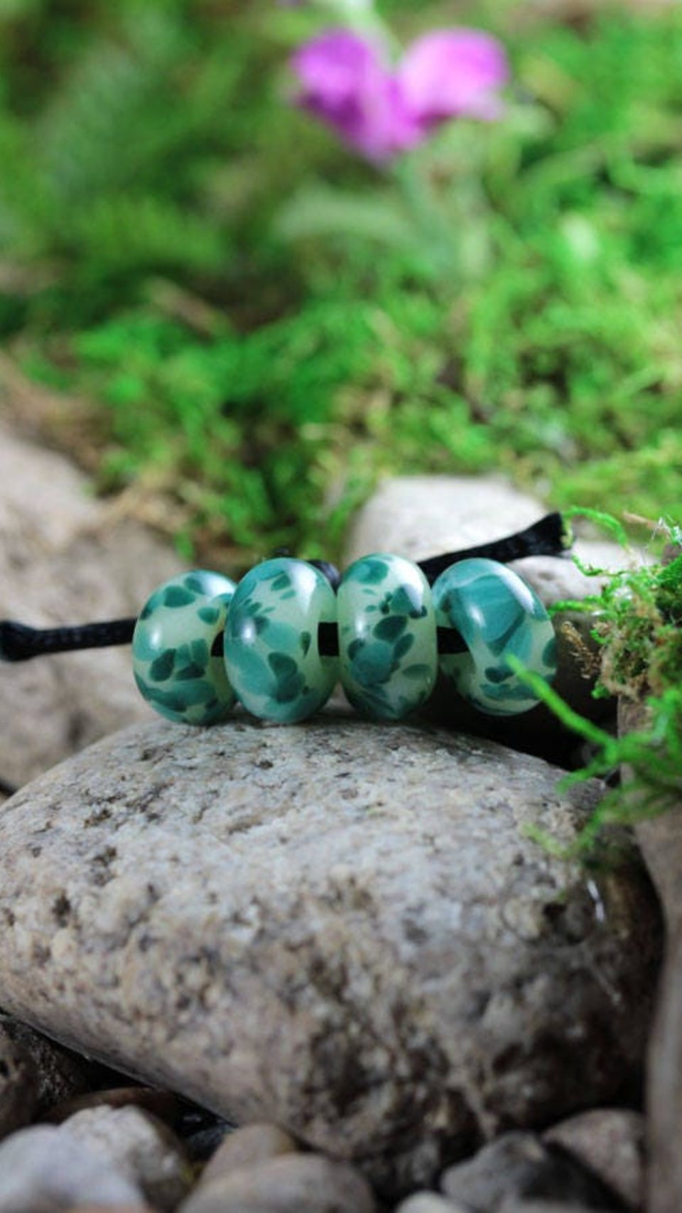 4 Loose Lampwork Rondelle Beads // Borosilicate/Boro Glass // Soft Green Speckles // Z804