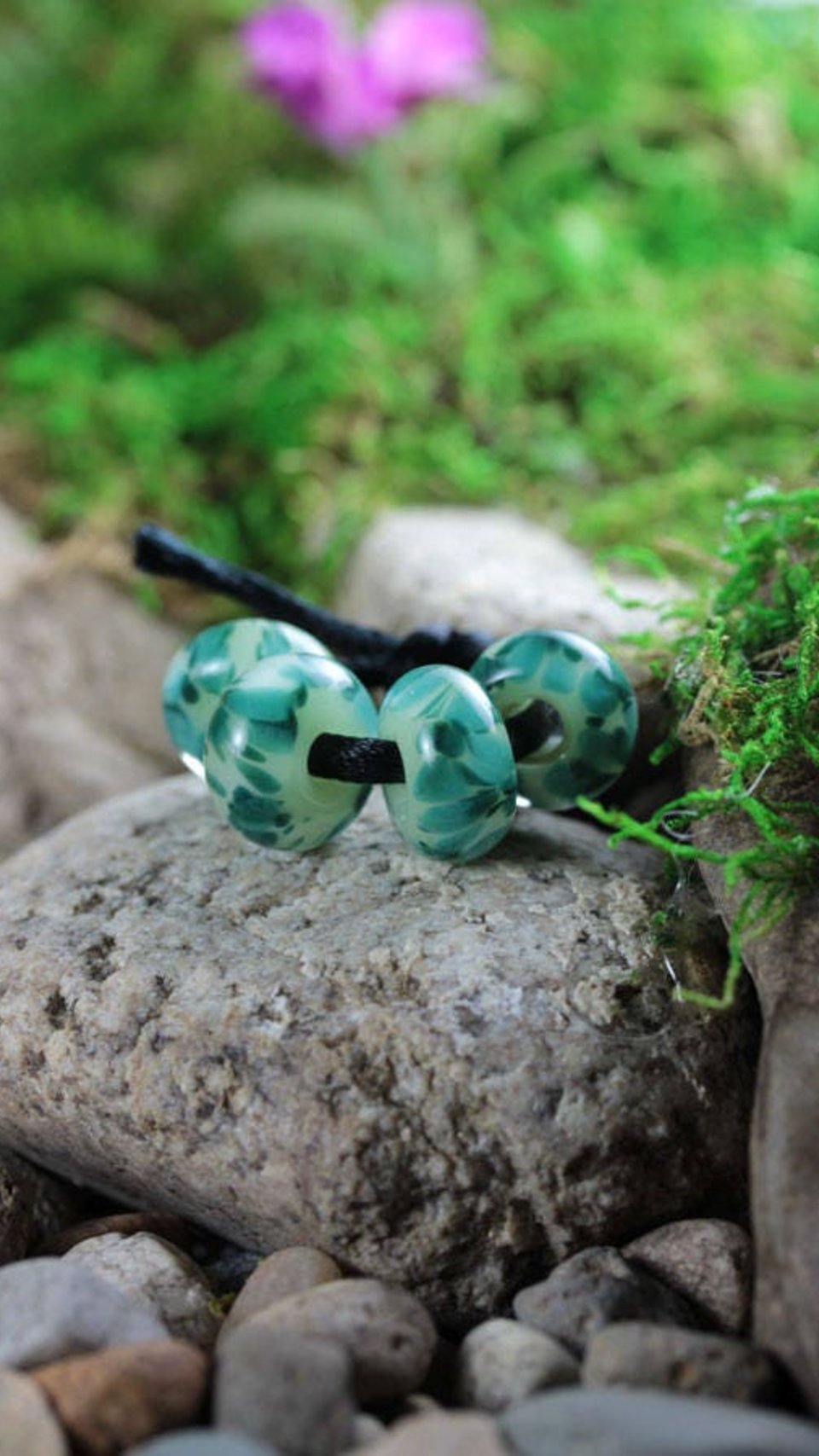 4 Loose Lampwork Rondelle Beads // Borosilicate/Boro Glass // Soft Green Speckles // Z804