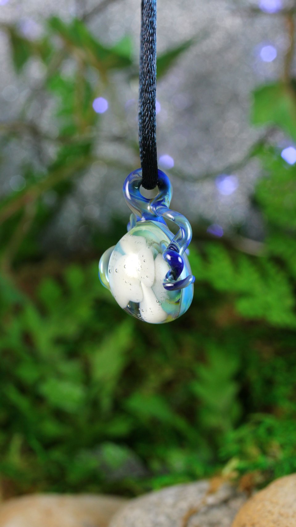 Lampwork Organic Nature Glass Jewelry // Borosilicate Glass // Boro Pendant // Glass Necklace // White Flower, Blue Detail // Z314